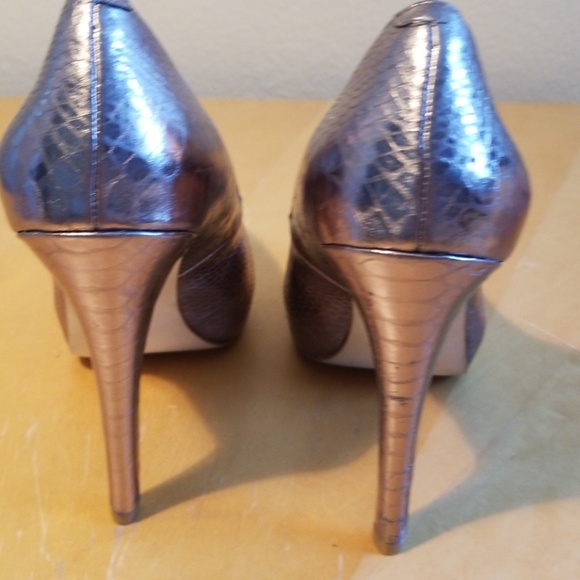 BCBG EVENING PUMPS - Picture 2 of 5
